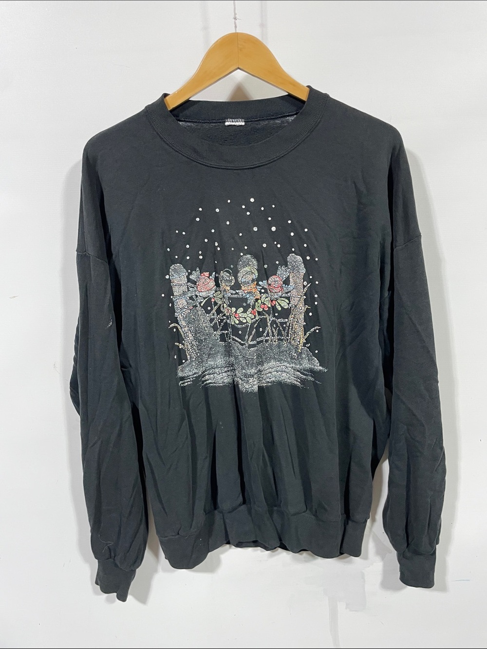 Vintage Black Crewneck Sweater with Festive Floral Snow Graphic